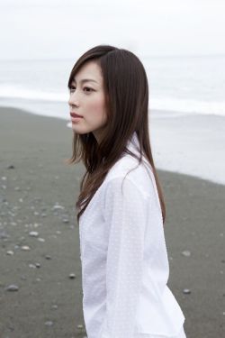 不系纽扣的女孩